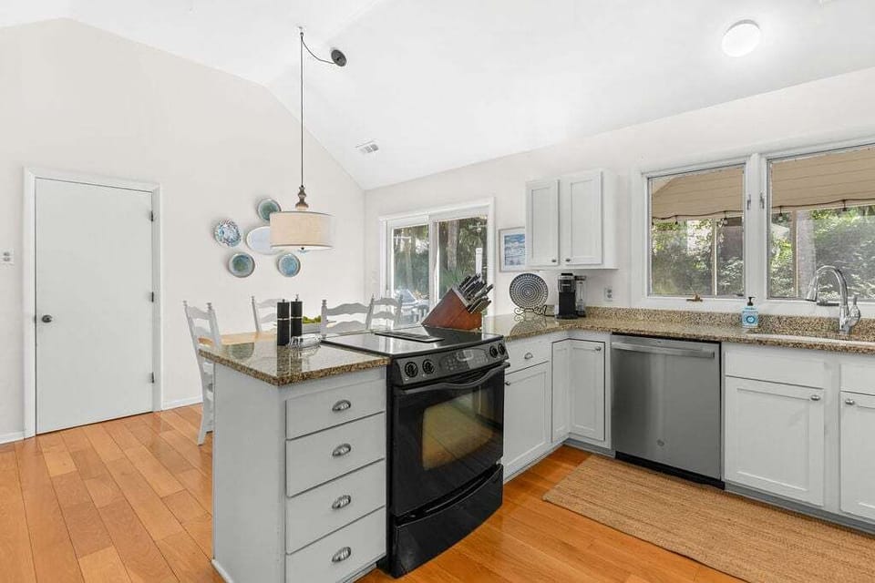 Large kitchen with eat in dining area