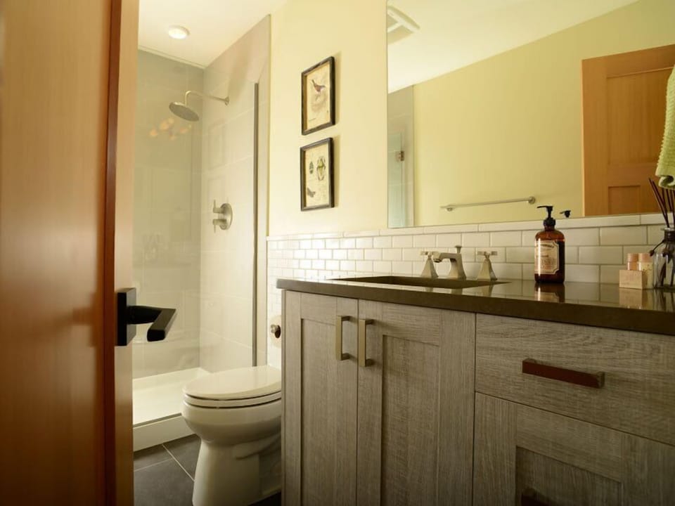 Bathroom / Upper Level