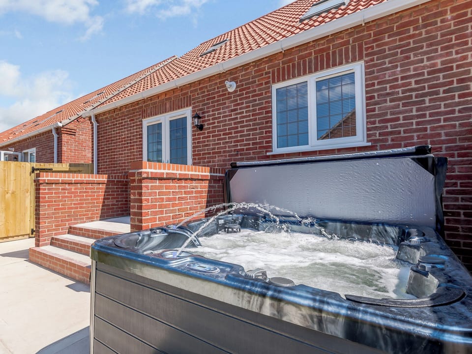Hot tub | 6 Dawson Park - Marian Avenue Properties, Mablethorpe