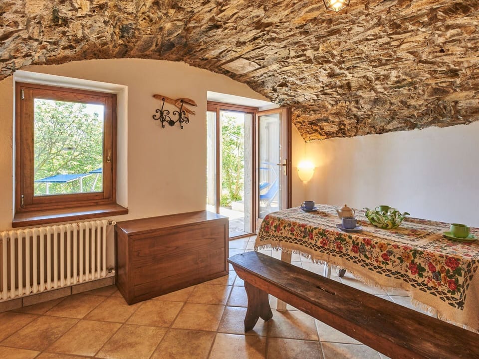 Property, Window, Wood, Interior Design, Building, Lighting, Architecture, Flooring, Floor