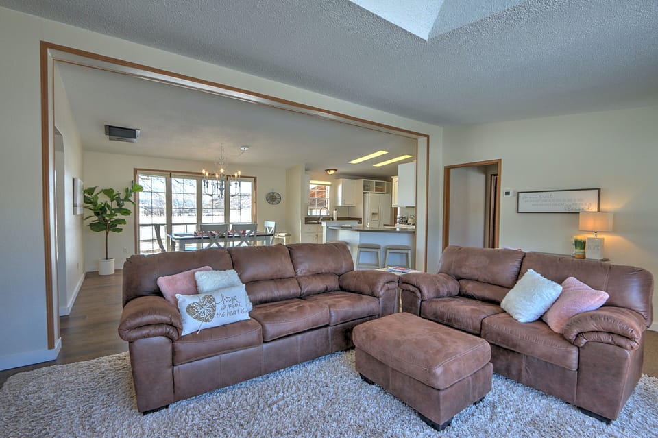 Comfortable living area to enjoy your friends & family.  While gazing @ alpacas.
