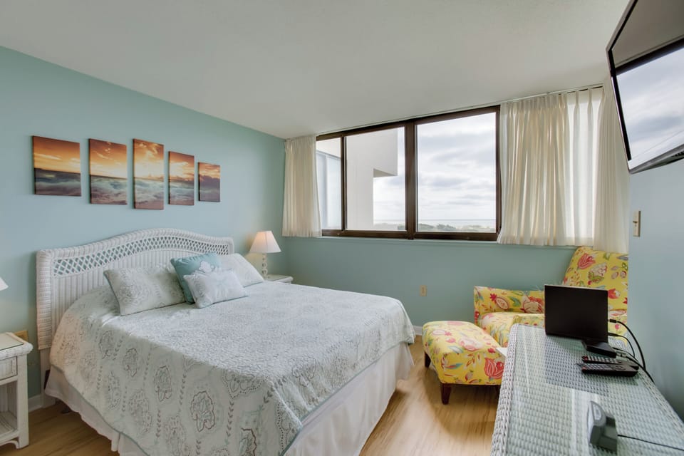 Bedroom 1 | Queen Bed
