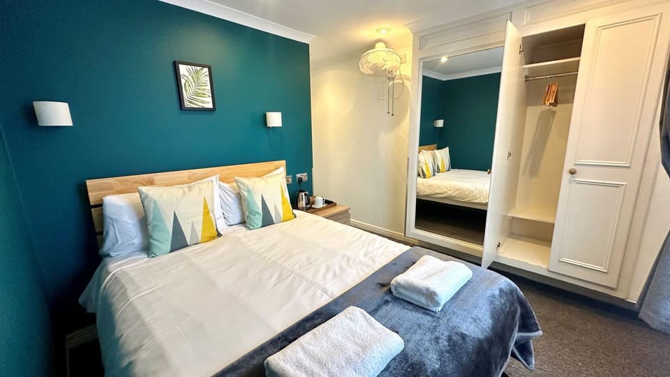 Private Double Room (Ensuite) | Iron/ironing board, free WiFi, bed sheets