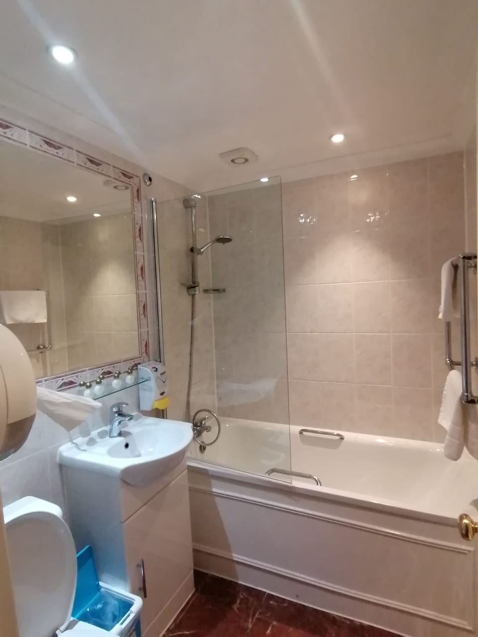 Private Quad Room (Ensuite) | Bathroom | Shower, hair dryer, towels