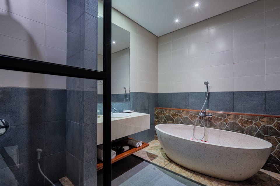 Premier Room | Bathroom | Separate tub and shower, free toiletries, hair dryer, bathrobes