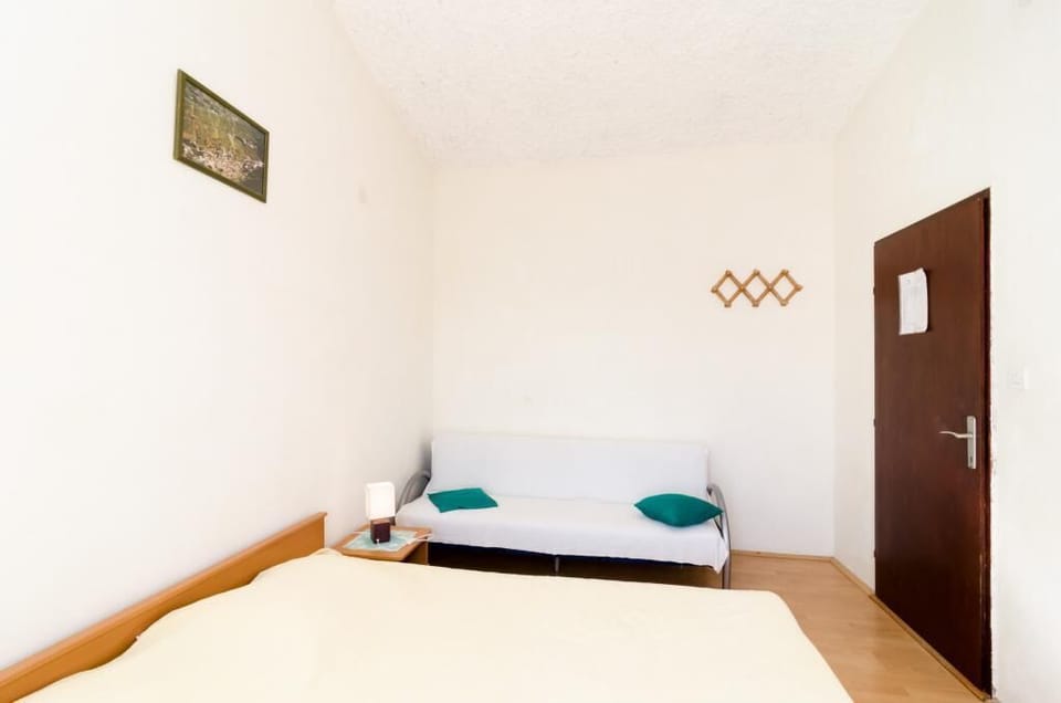 House (Three Bedroom Holiday Home) | 3 bedrooms, iron/ironing board, bed sheets