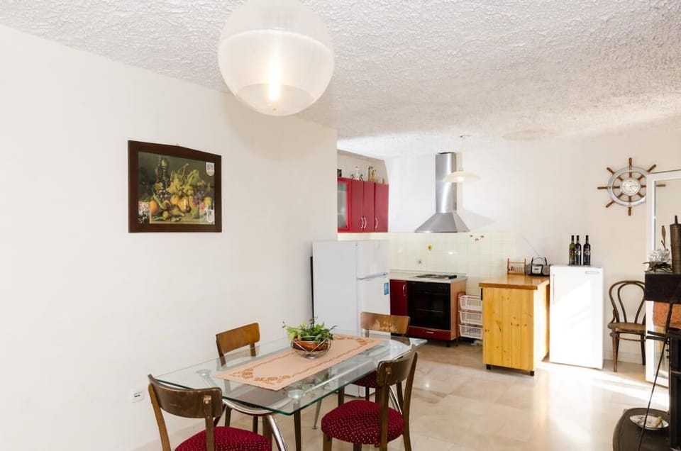 House (Three Bedroom Holiday Home) | In-room dining