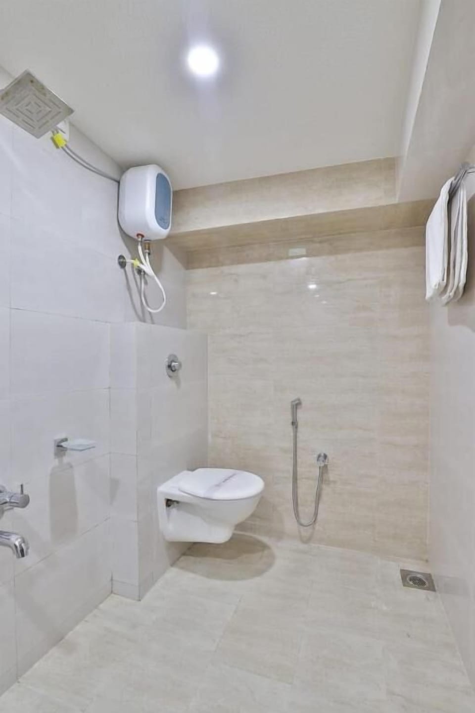 Shower, free toiletries, towels