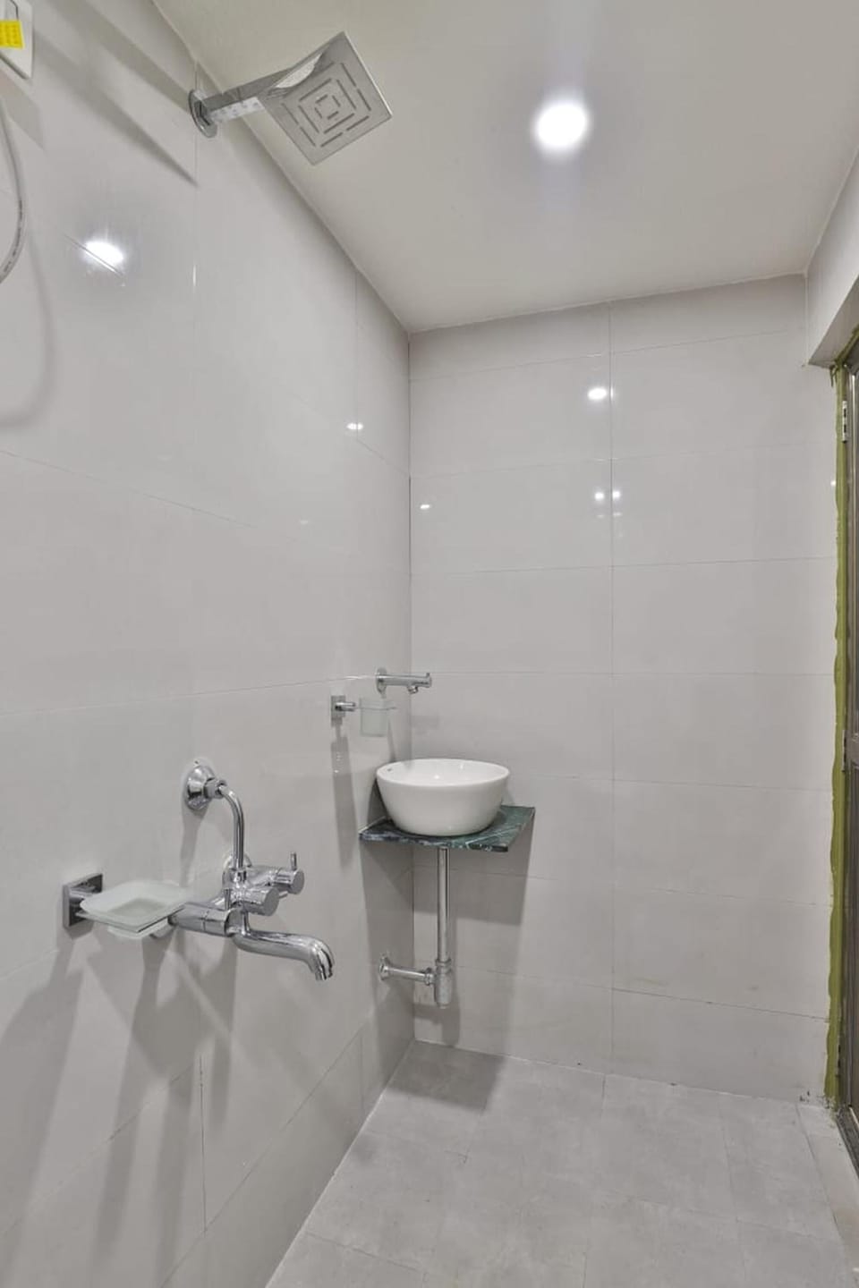 Shower, free toiletries, towels