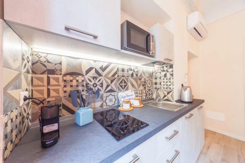 Apartment, 1 Bedroom | Private kitchenette | Fridge, microwave, coffee/tea maker