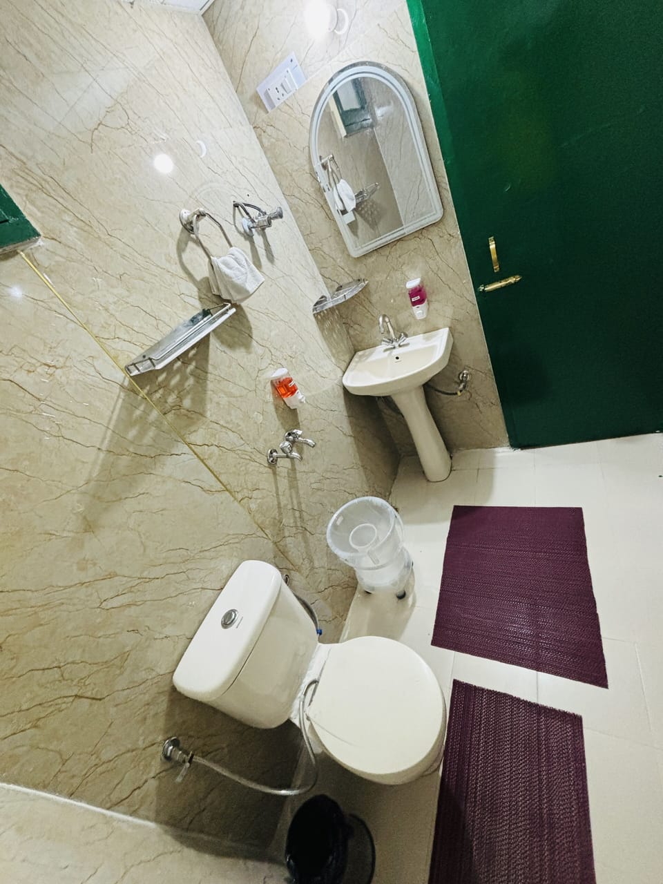 Deluxe Room | Bathroom | Shower, rainfall showerhead, bidet, towels