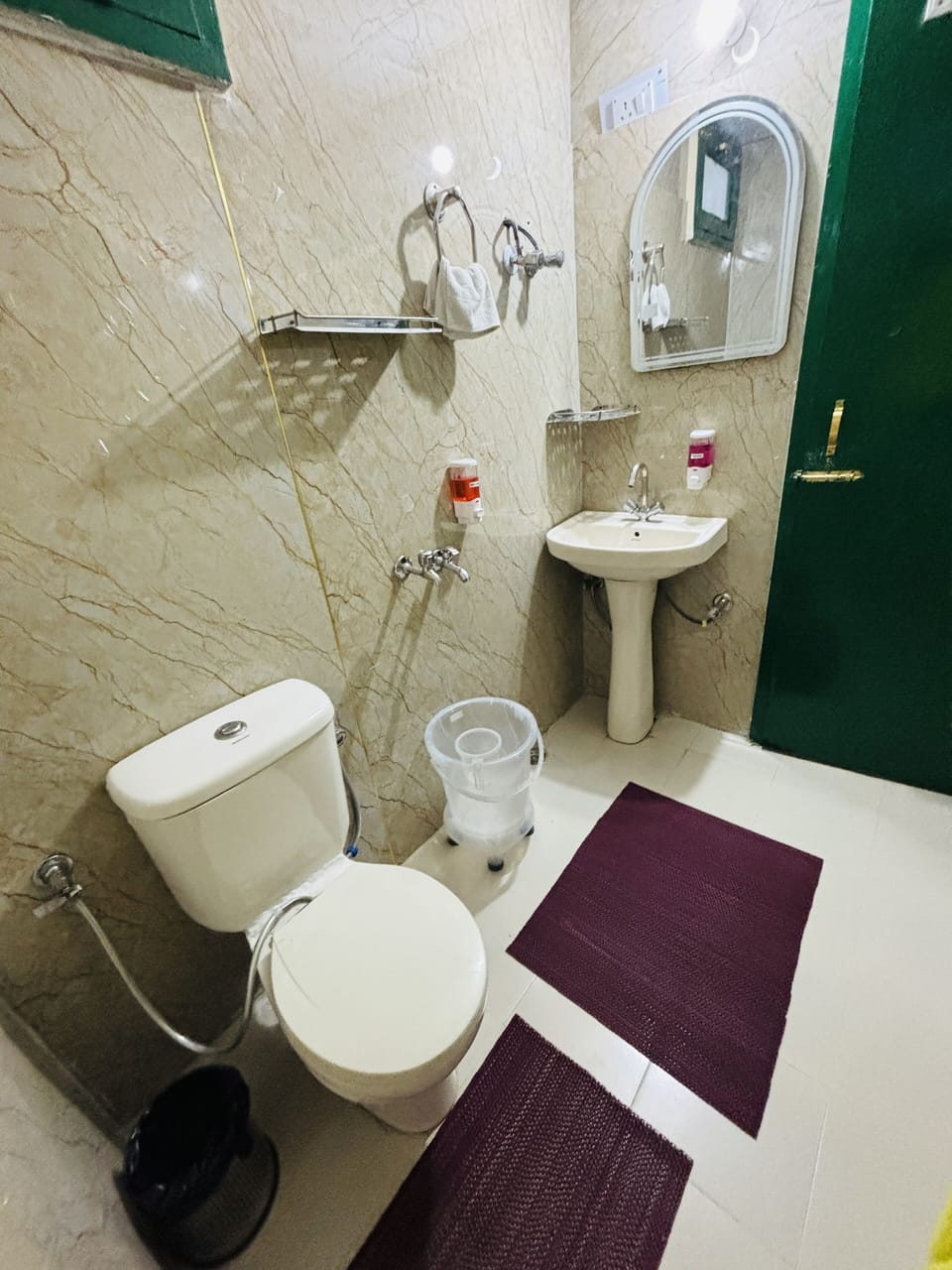 Deluxe Room | Bathroom | Shower, rainfall showerhead, bidet, towels