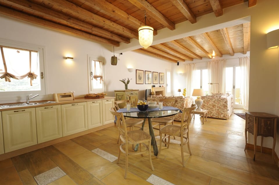 Fully equipped kitchen and cozy dining area