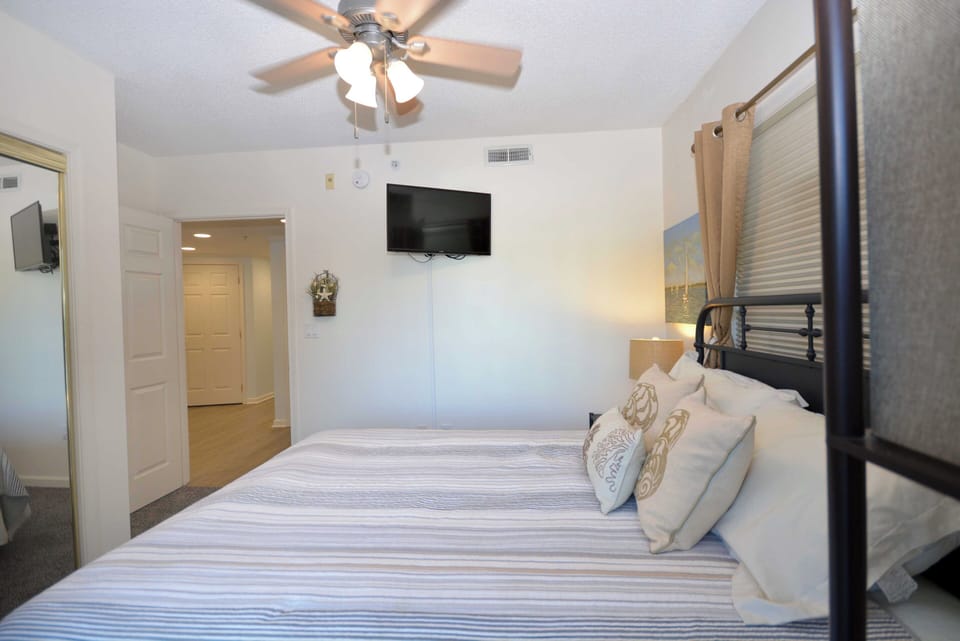 QUEEN-BEDROOM