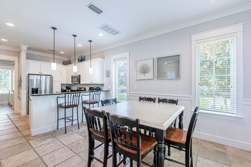 Dining & Kitchen Areas