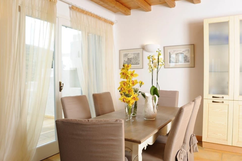 Dining room.