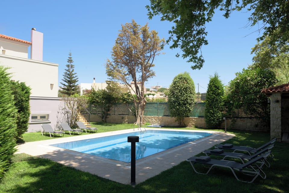 Stimulating pool surroundings. 
