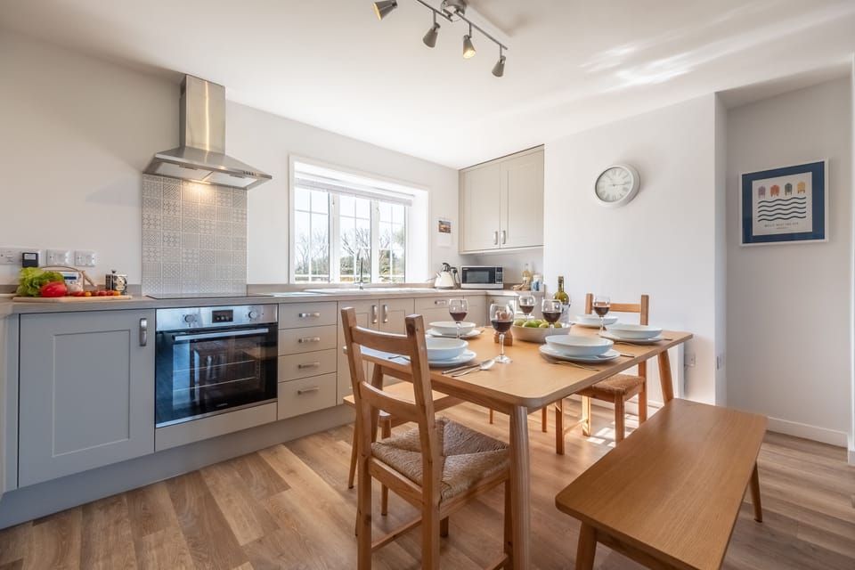 Twitchers Cottage, Titchwell: Open plan kitchen and dining area