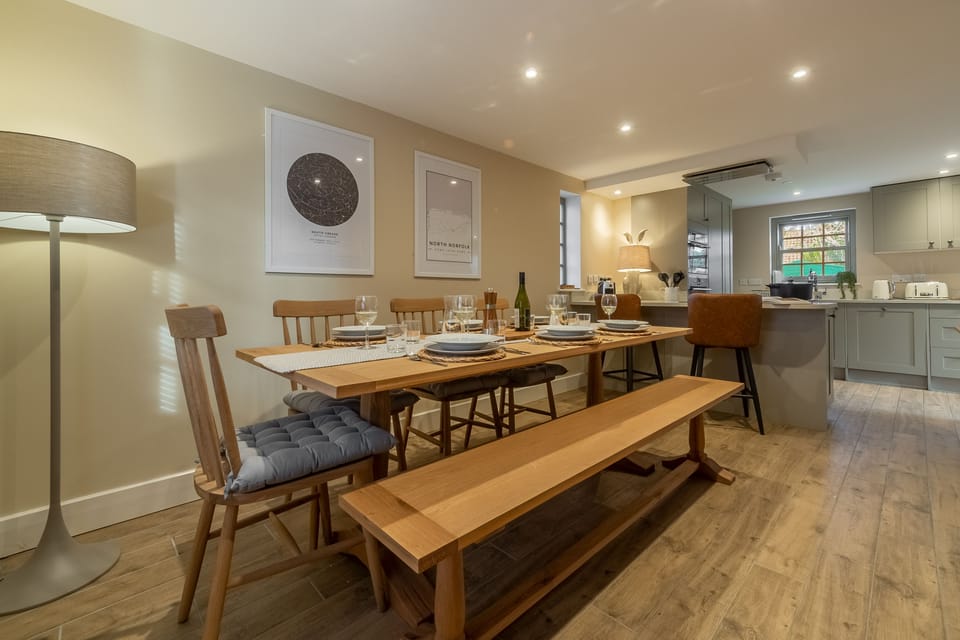 Foxhill House, South Creake: Looking to the kitchen from the dining area