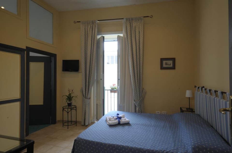 Desk, soundproofing, rollaway beds, free WiFi