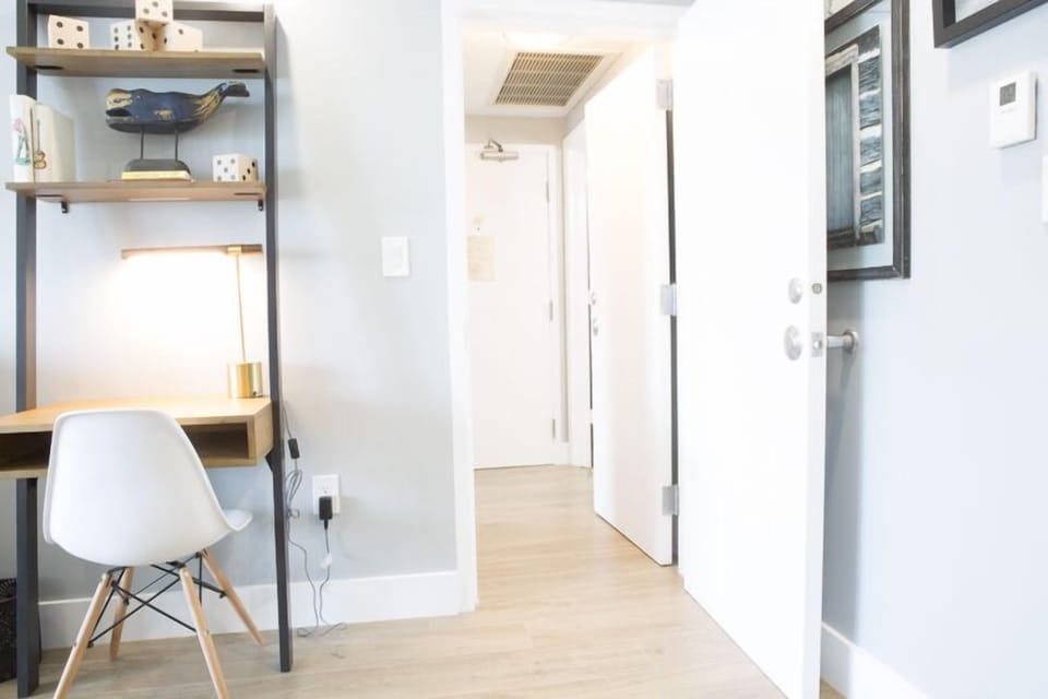 Connecting door between 2nd and 3rd bedroom