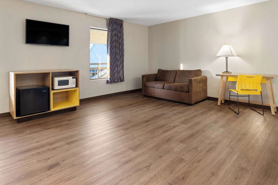 Suite, 1 King Bed, Smoking | Jetted tub