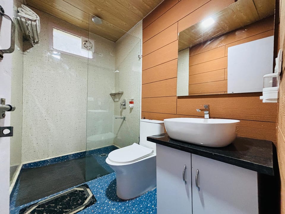 Super Deluxe Room | Bathroom | Bathtub, bidet, towels, soap