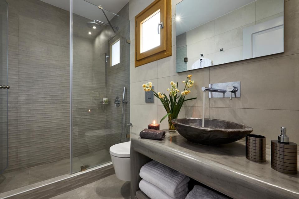 Shower, free toiletries, hair dryer, bathrobes