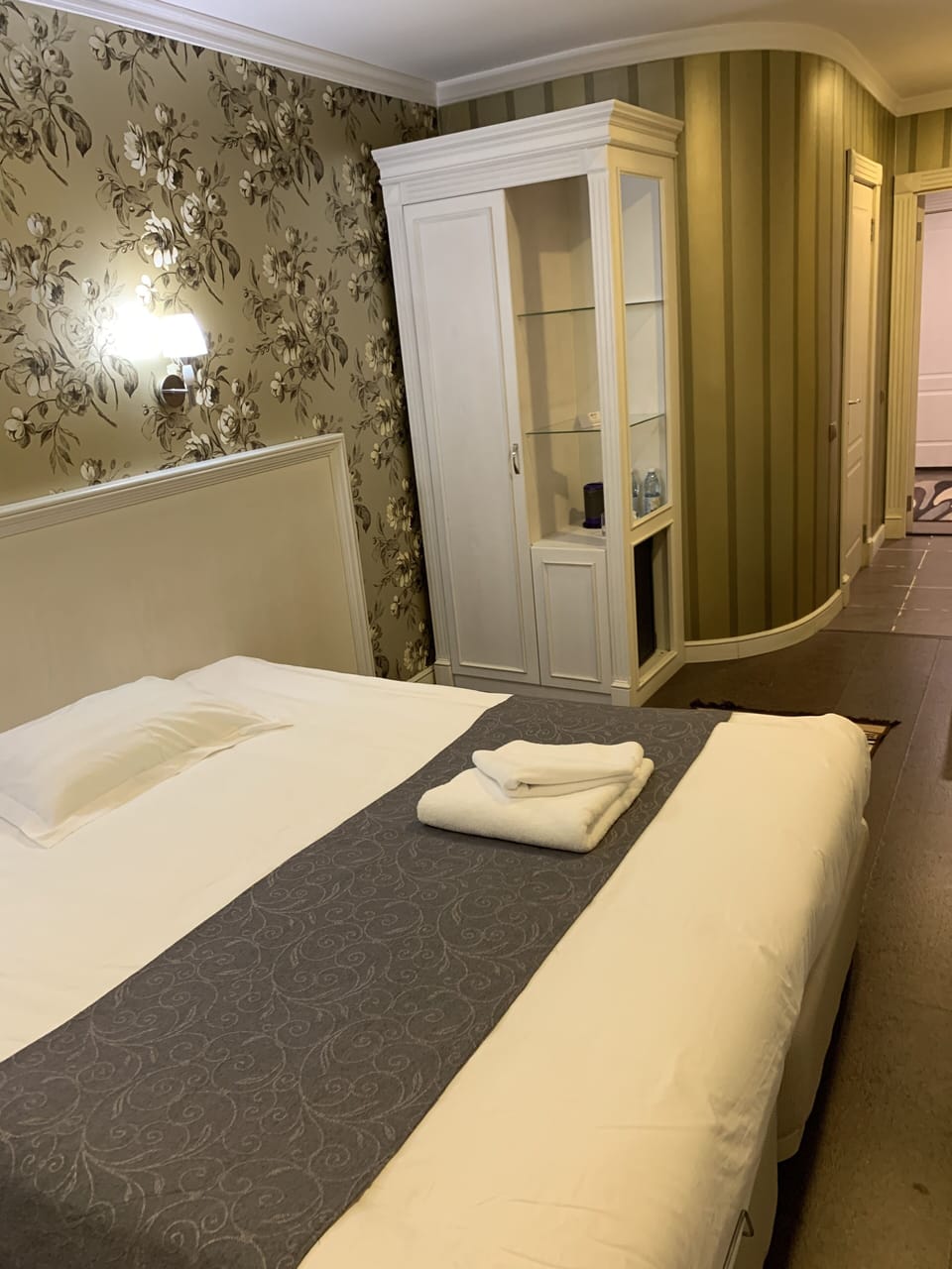 Standard Room | Minibar, in-room safe, individually decorated, desk