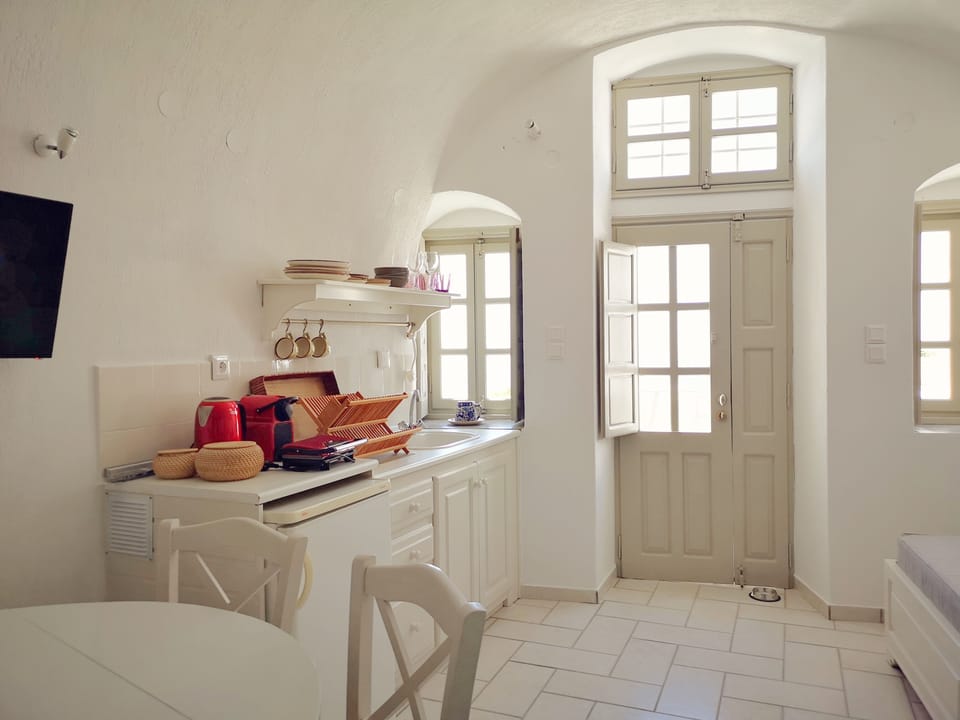 Honeymoon Cave Suite with Outdoor Jacuzzi | Living area | 32-inch flat-screen TV with cable channels, TV