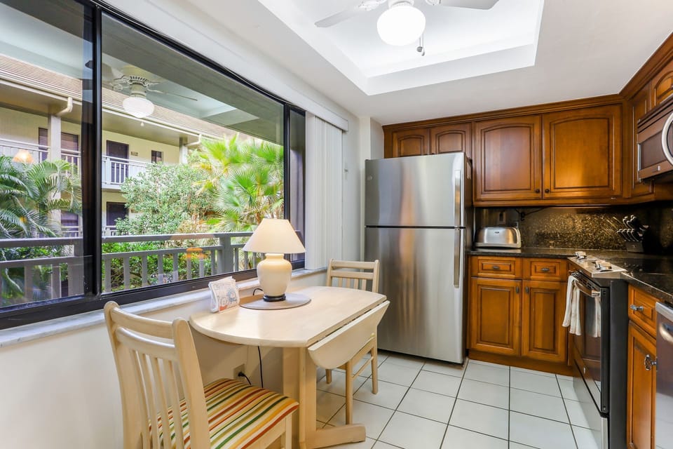 Full service kitchen has everything you need!