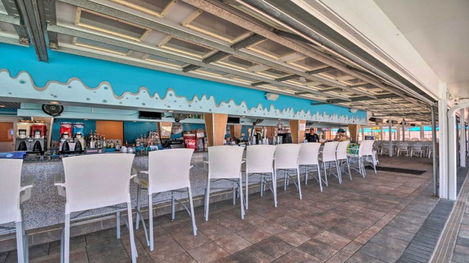 Poolside Bar