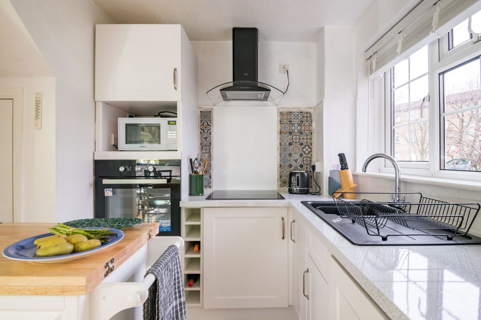 House (1 Bedroom) | Private kitchen | Fridge, microwave, oven, stovetop