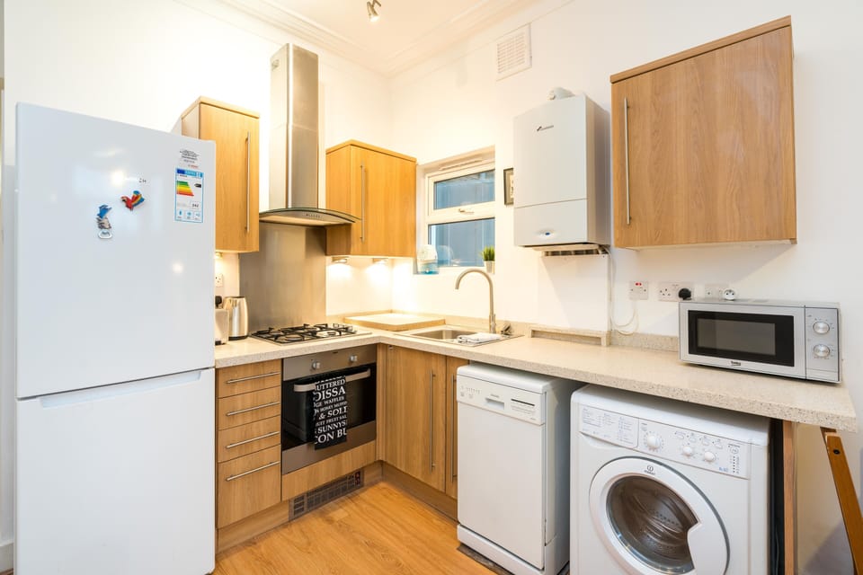 Apartment (1 Bedroom) | Private kitchen | Microwave, electric kettle, dining tables