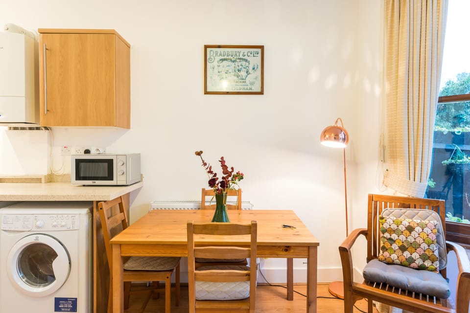 Apartment (1 Bedroom) | Private kitchen | Microwave, electric kettle, dining tables