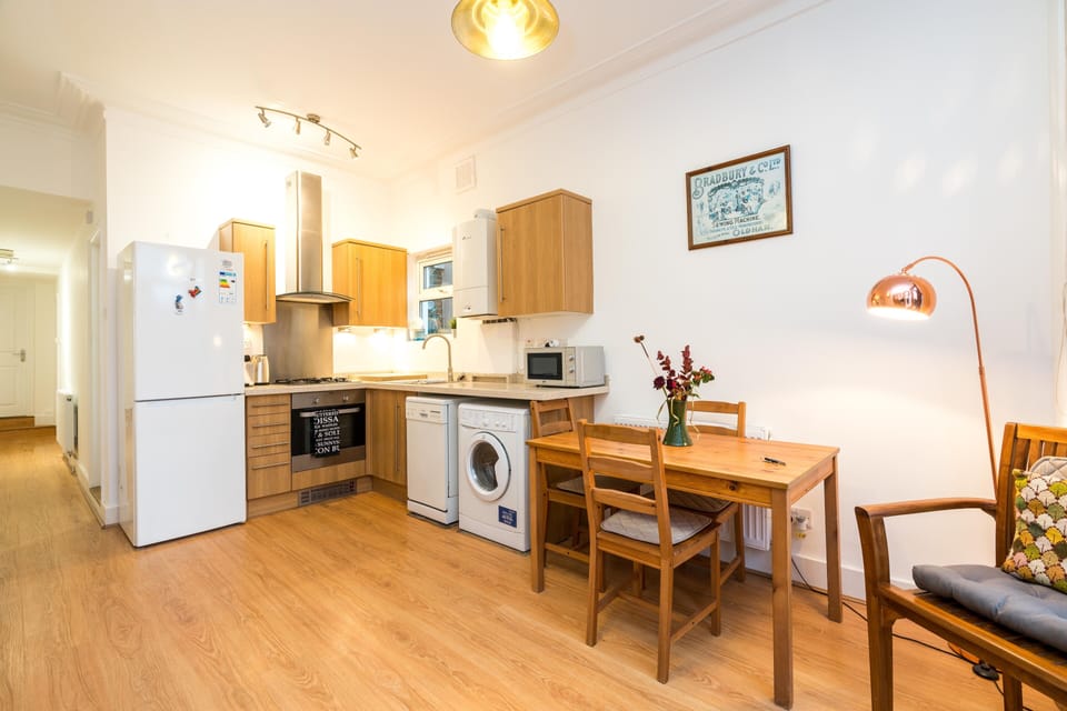 Apartment (1 Bedroom) | Private kitchen | Microwave, electric kettle, dining tables