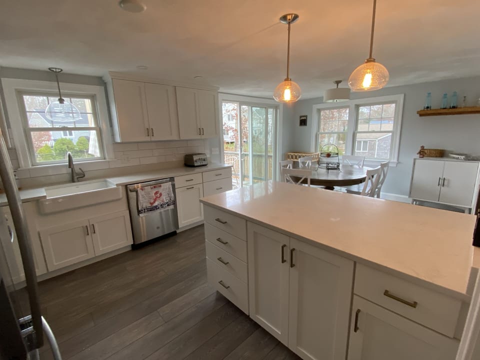 Fully renovated modern kitchen, new appliances, quartz countertops. 