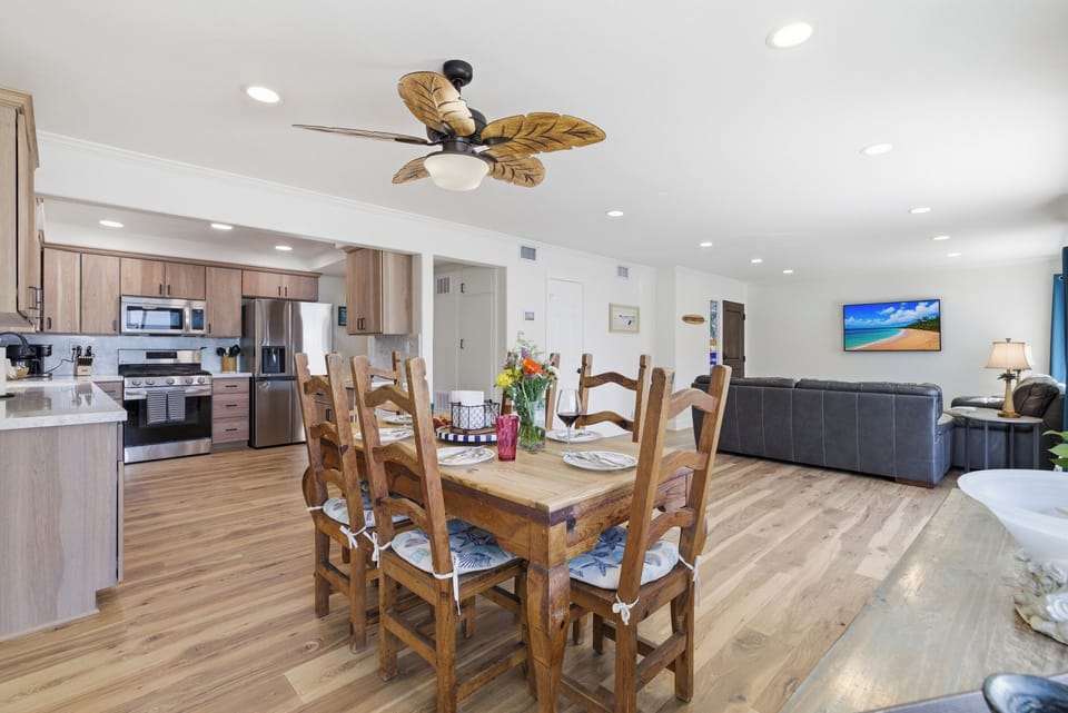 Lower Surf View Unit 
Open-Concept Living & Dining
Comfortable seating, dining space, and a bright open layout create the perfect place to gather after a day at the beach.