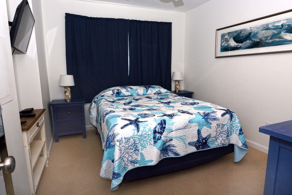 QUEEN-BEDROOM