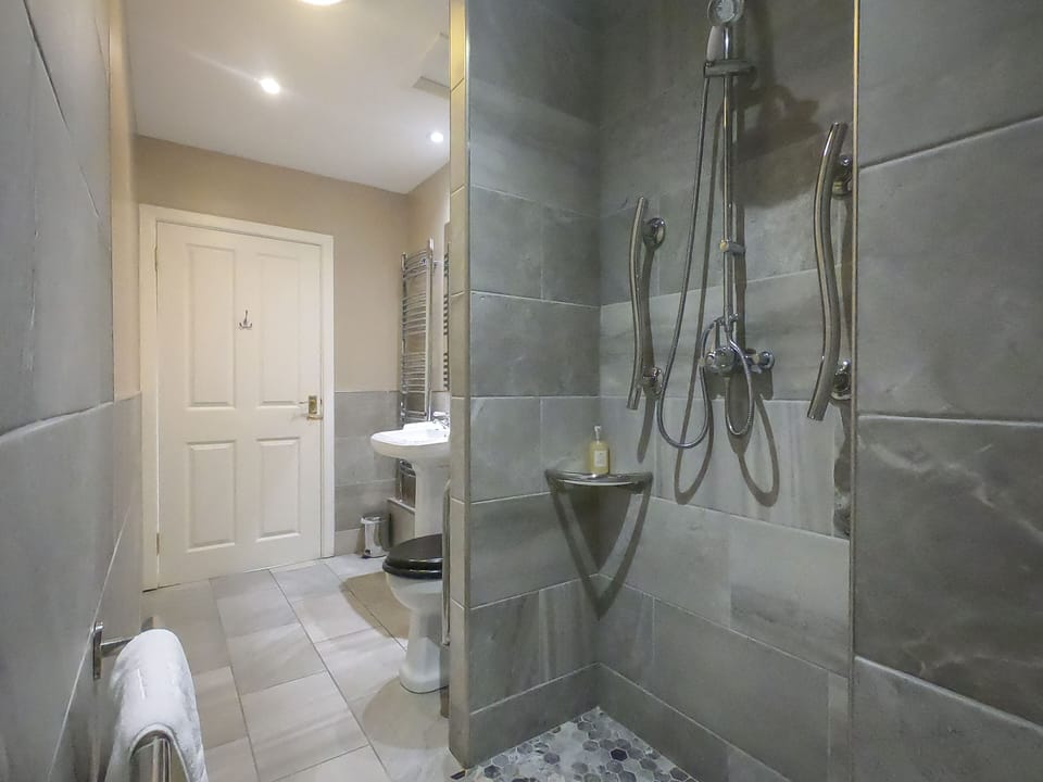 Double or Twin Room (Large) | Bathroom | Free toiletries, hair dryer, towels, toilet paper