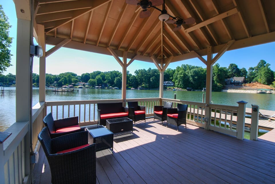 Dockside seating for 6+!