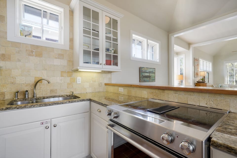 UPDATED KITCHEN W/STAINLESS STEEL APPLIANCES