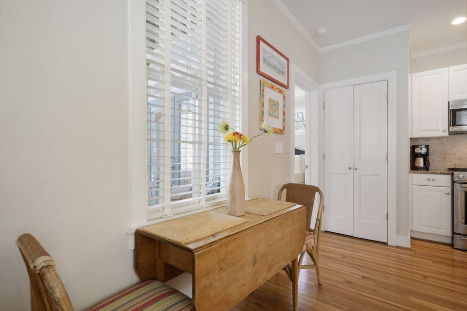 DINING AREA FOR TWO NEAR ENTRY
