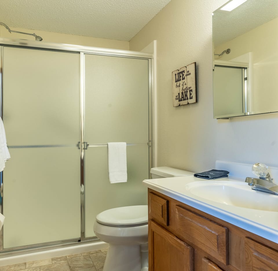 Second master en-suite bathroom.  