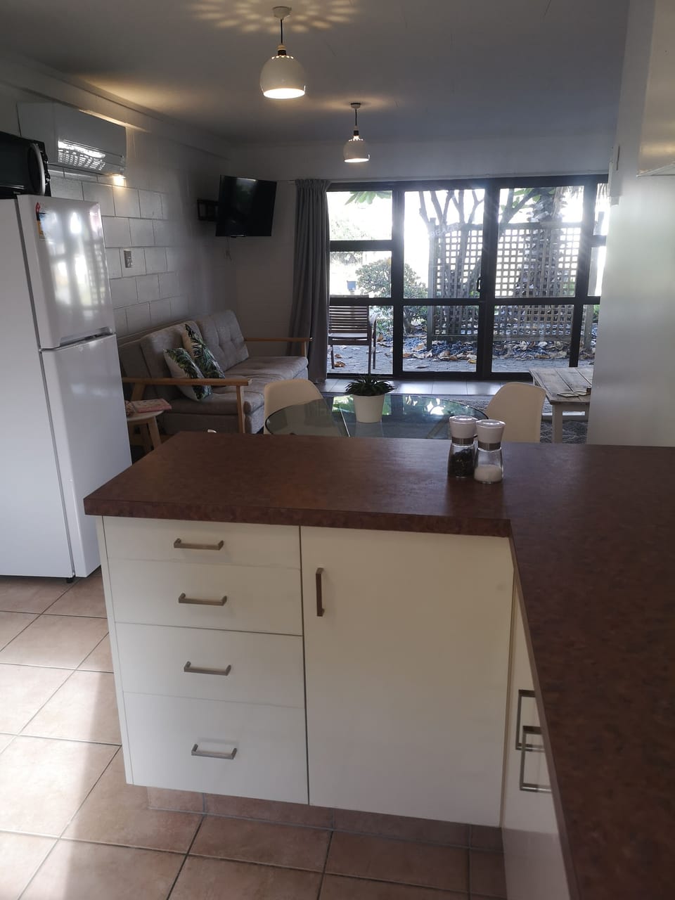 looking from kitchen to lounge