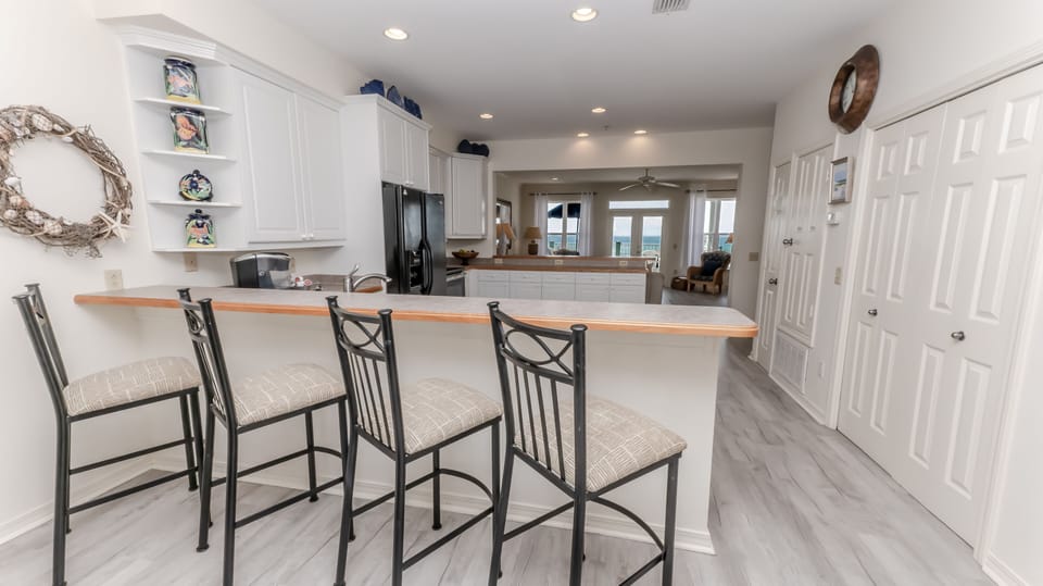 Fully equipped kitchen, Keurig, blender, toaster, microwave