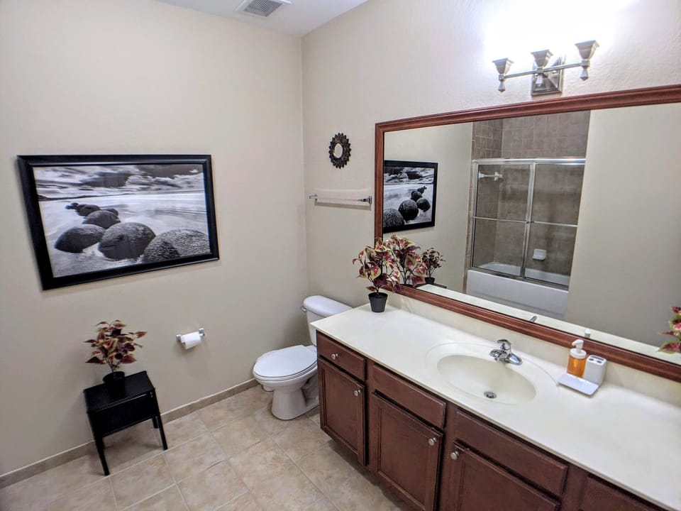 Common Bathroom with Tub