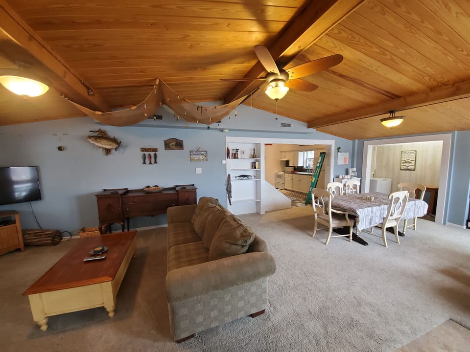 Great room - vaulted ceiling