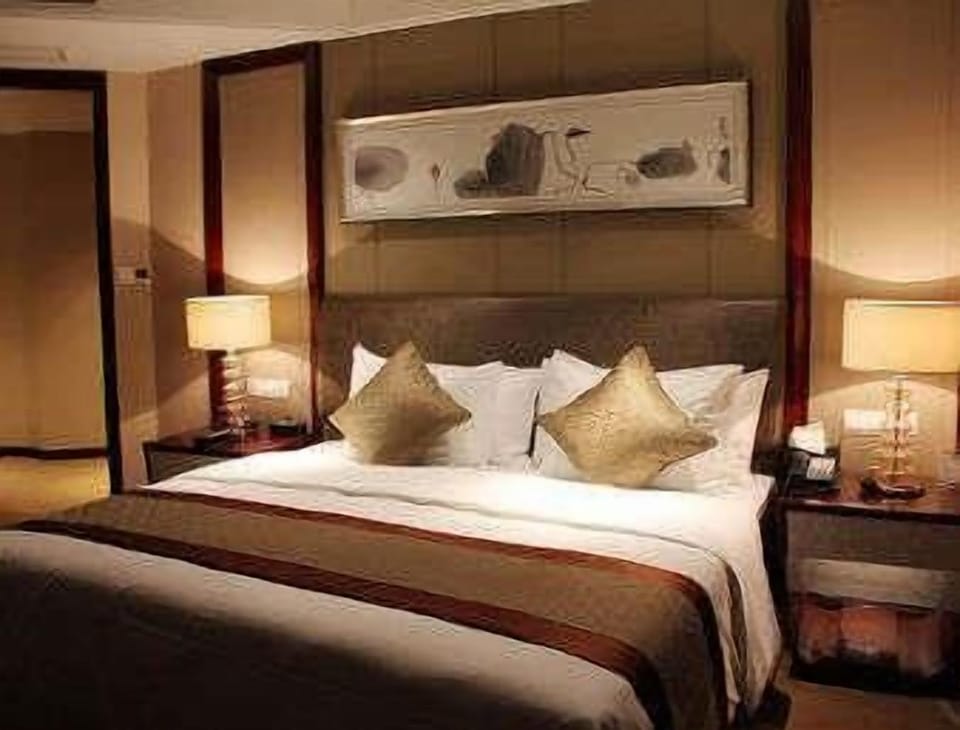 Deluxe Suite, 1 King Bed, Smoking | Minibar, in-room safe, desk, iron/ironing board
