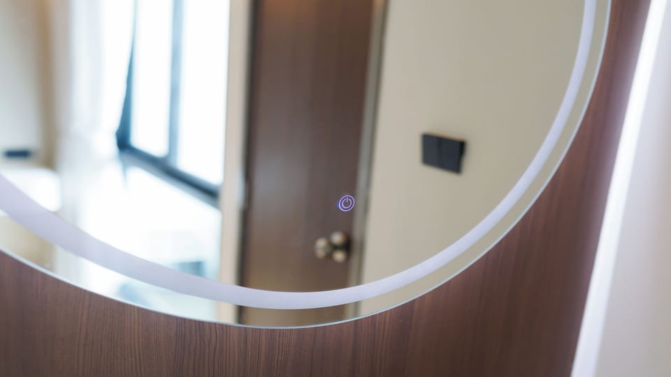 Luxury Premier Room | Bathroom | Shower, towels, soap, shampoo